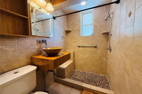 House in South Miami, Florida 3 bedrooms, 127.74 sq.m. № 1963375 - photo 15