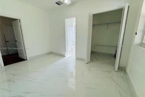 House in South Miami, Florida 3 bedrooms, 127.74 sq.m. № 1963375 - photo 19