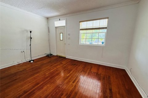 House in South Miami, Florida 3 bedrooms, 127.74 sq.m. № 1963375 - photo 7