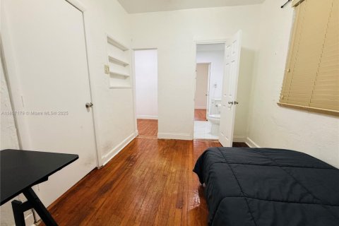 House in South Miami, Florida 3 bedrooms, 127.74 sq.m. № 1963375 - photo 12