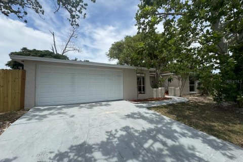 House in Port Richey, Florida 4 bedrooms, 182.27 sq.m. № 1759438 - photo 6