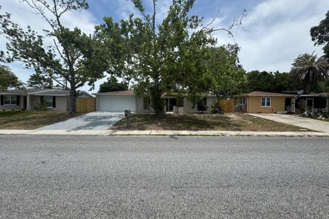 House in Port Richey, Florida 4 bedrooms, 182.27 sq.m. № 1759438 - photo 2