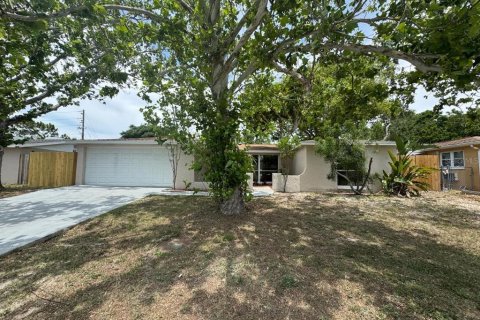 House in Port Richey, Florida 4 bedrooms, 182.27 sq.m. № 1759438 - photo 1