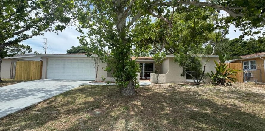 House in Port Richey, Florida 4 bedrooms, 182.27 sq.m. № 1759438