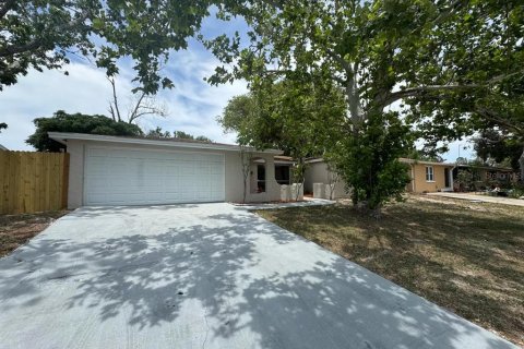 House in Port Richey, Florida 4 bedrooms, 182.27 sq.m. № 1759438 - photo 3
