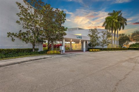 Commercial property in Weston, Florida № 2076086