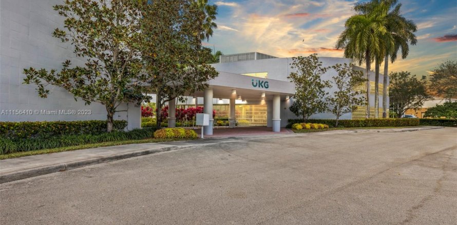 Commercial property in Weston, Florida № 2076086