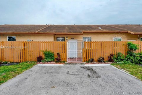 Casa en venta en Hialeah, Florida, 2 dormitorios, 101.17 m2 № 1868424 - foto 1