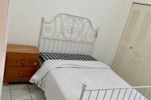 Casa en venta en Hialeah, Florida, 2 dormitorios, 101.17 m2 № 1868424 - foto 2