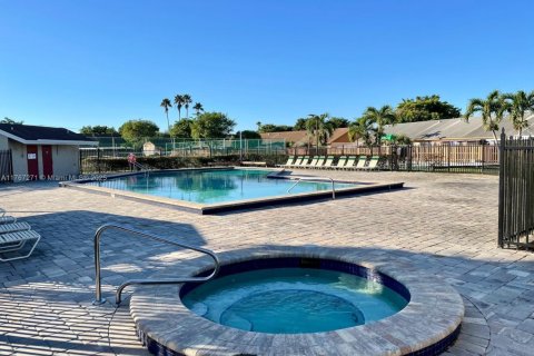 Casa en venta en Hialeah, Florida, 2 dormitorios, 101.17 m2 № 1868424 - foto 13