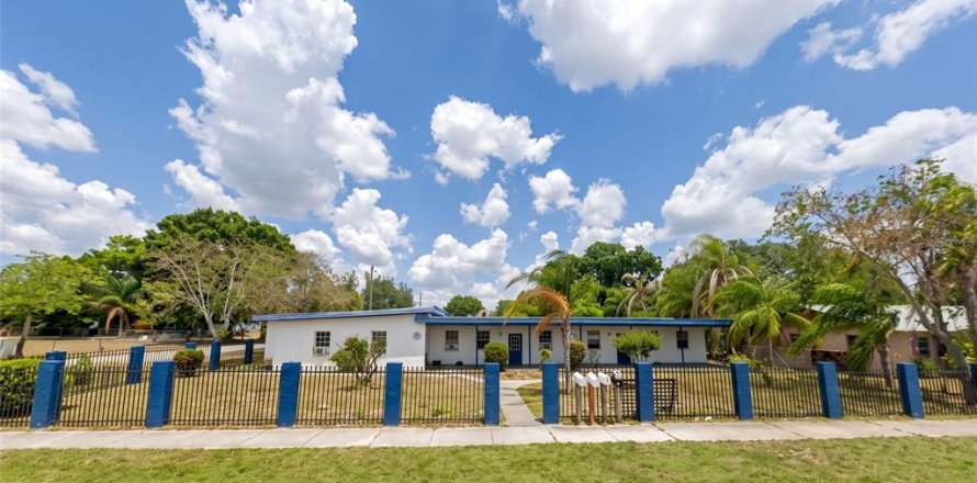Commercial property in Sebring, Florida 330.73 sq.m. № 2351741
