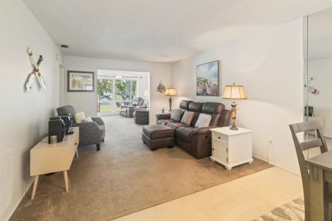 Condo in New Port Richey, Florida, 2 bedrooms  № 1906541 - photo 8