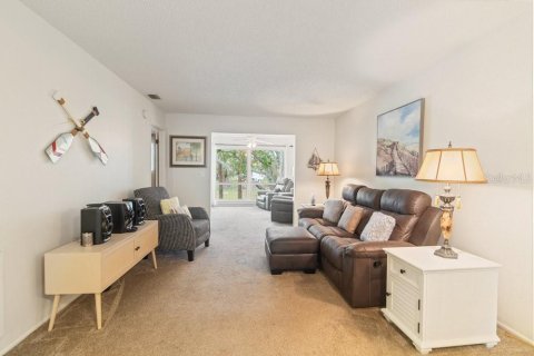 Condo in New Port Richey, Florida, 2 bedrooms  № 1906541 - photo 9
