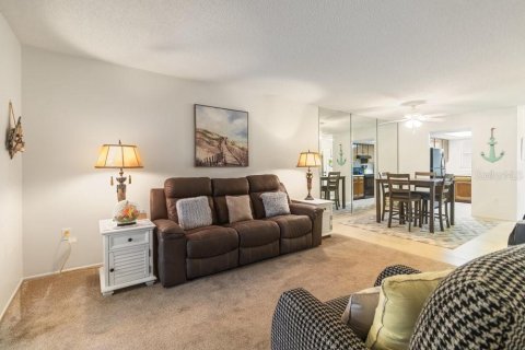 Condo in New Port Richey, Florida, 2 bedrooms  № 1906541 - photo 11