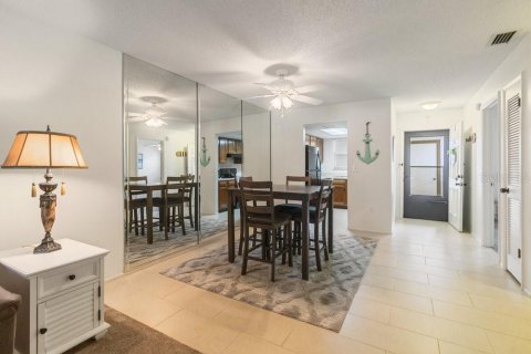 Condo in New Port Richey, Florida, 2 bedrooms  № 1906541 - photo 7