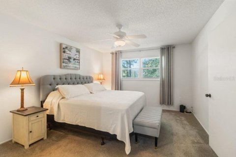 Condo in New Port Richey, Florida, 2 bedrooms  № 1906541 - photo 17