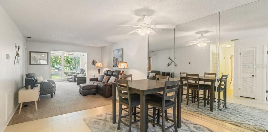Condo in New Port Richey, Florida, 2 bedrooms № 1906541
