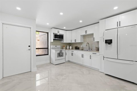 Condo in Clearwater, Florida, 2 bedrooms № 2204002 - photo 4
