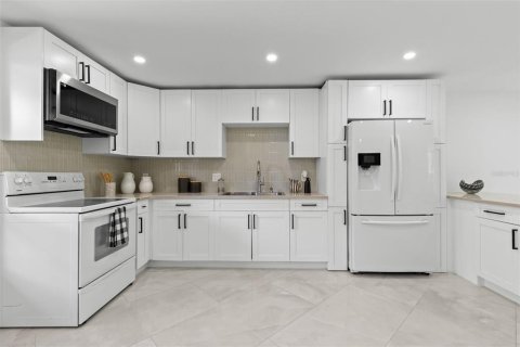 Condo in Clearwater, Florida, 2 bedrooms № 2204002 - photo 6