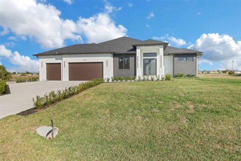 Villa ou maison à vendre à Cape Coral, Floride: 4 chambres, 205.69 m2 № 1985310 - photo 1