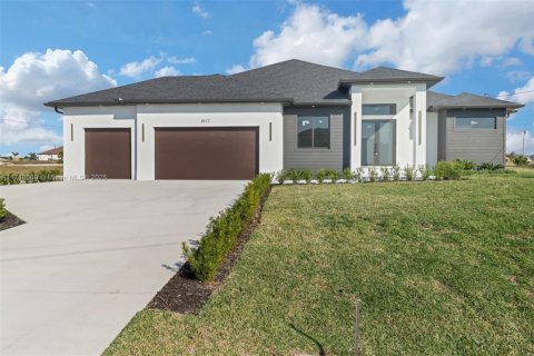 Villa ou maison à vendre à Cape Coral, Floride: 4 chambres, 205.69 m2 № 1985310 - photo 2