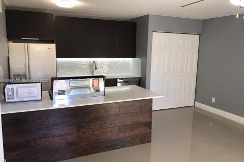 Снять в аренду кондоминиум в Уэст-Палм-Бич, Флорида 1 спальня, 58.25м2, № 2031596 - фото 2