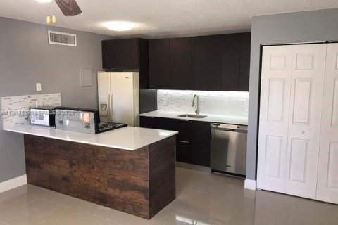 Снять в аренду кондоминиум в Уэст-Палм-Бич, Флорида 1 спальня, 58.25м2, № 2031596 - фото 3