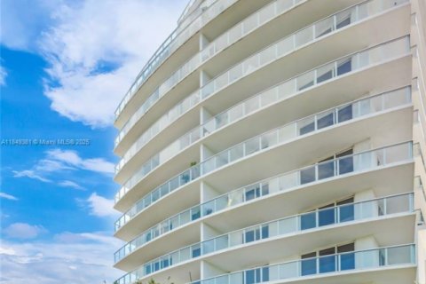 Condominio en alquiler en Miami, Florida, 1 dormitorio, 59.46 m2 № 1851931 - foto 1