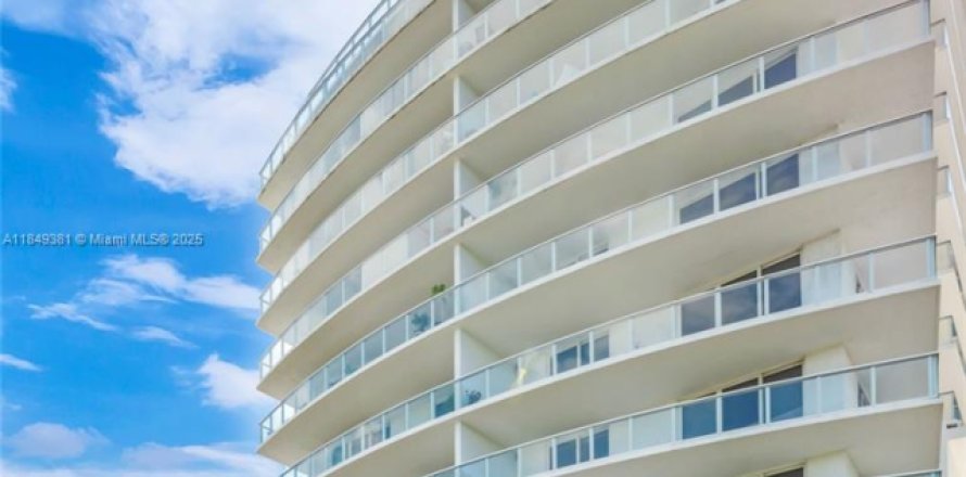 Condominio en Miami, Florida, 1 dormitorio  № 1851931