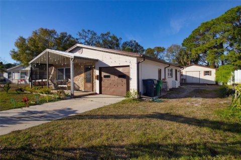 House in Tampa, Florida 3 bedrooms, 120.87 sq.m. № 1553166 - photo 1