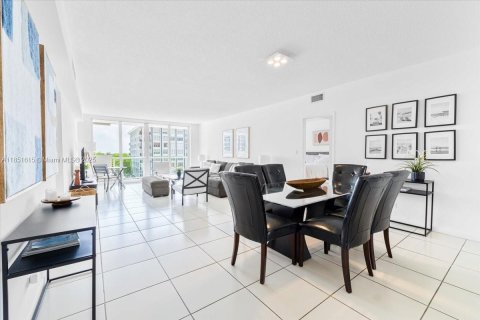 Condo in Miami Beach, Florida, 2 bedrooms  № 1875707 - photo 1