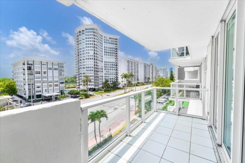 Condo in Miami Beach, Florida, 2 bedrooms  № 1875707 - photo 10