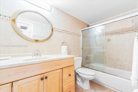Condo in Miami Beach, Florida, 2 bedrooms  № 1875707 - photo 16