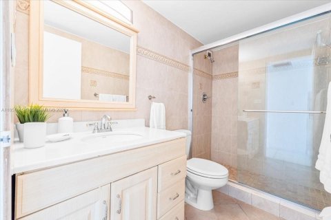 Condo in Miami Beach, Florida, 2 bedrooms  № 1875707 - photo 20