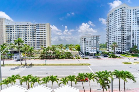 Condo in Miami Beach, Florida, 2 bedrooms  № 1875707 - photo 11
