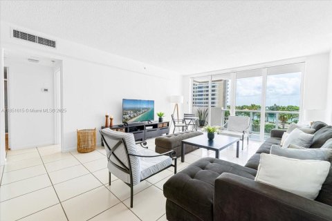 Condo in Miami Beach, Florida, 2 bedrooms  № 1875707 - photo 4