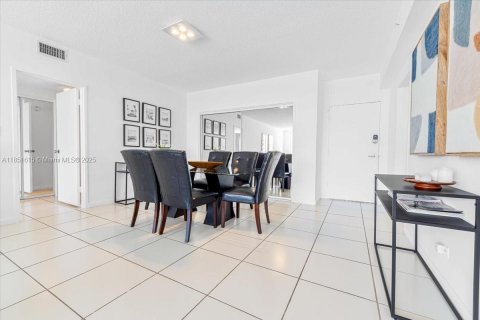 Condo in Miami Beach, Florida, 2 bedrooms  № 1875707 - photo 7