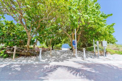 Condo in Miami Beach, Florida, 2 bedrooms  № 1875707 - photo 25