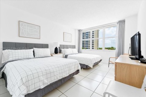 Condo in Miami Beach, Florida, 2 bedrooms  № 1875707 - photo 18