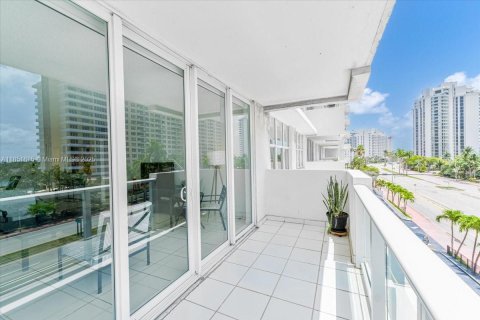 Condo in Miami Beach, Florida, 2 bedrooms  № 1875707 - photo 9