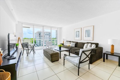 Condo in Miami Beach, Florida, 2 bedrooms  № 1875707 - photo 3