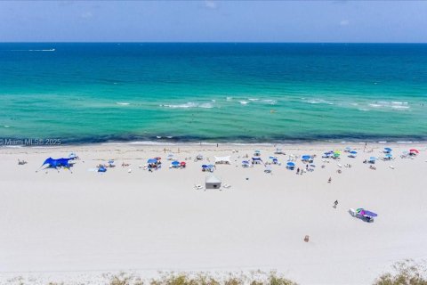 Condo in Miami Beach, Florida, 2 bedrooms  № 1875707 - photo 27