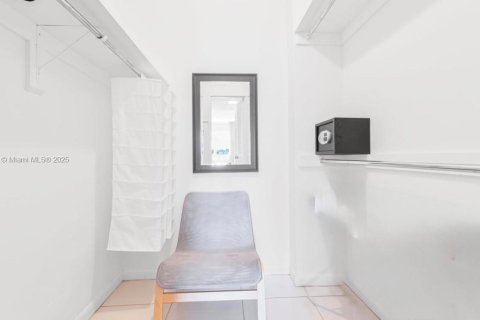 Condo in Miami Beach, Florida, 2 bedrooms  № 1875707 - photo 17