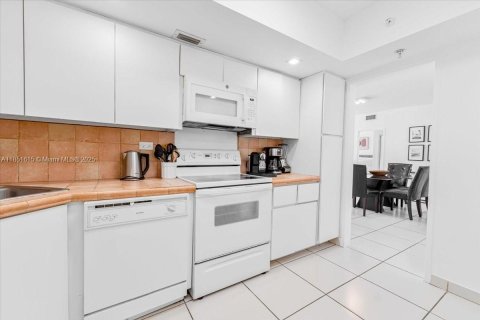 Condo in Miami Beach, Florida, 2 bedrooms  № 1875707 - photo 21