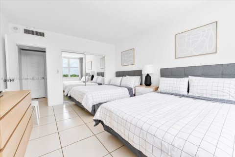Condo in Miami Beach, Florida, 2 bedrooms  № 1875707 - photo 19
