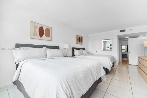 Condo in Miami Beach, Florida, 2 bedrooms  № 1875707 - photo 15