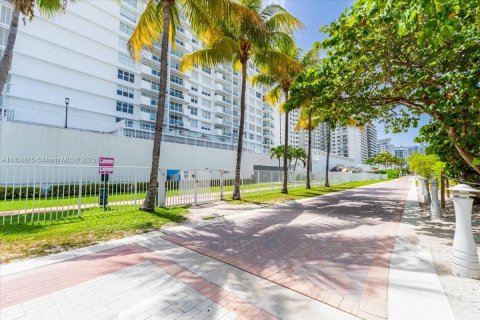 Condo in Miami Beach, Florida, 2 bedrooms  № 1875707 - photo 24