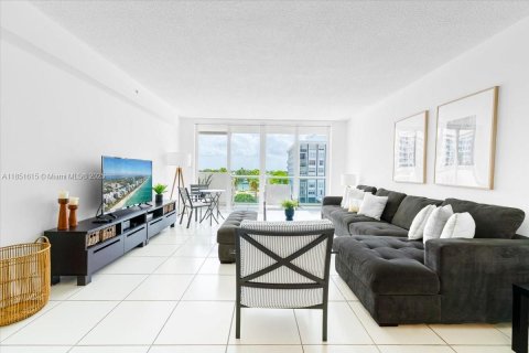 Condo in Miami Beach, Florida, 2 bedrooms  № 1875707 - photo 8