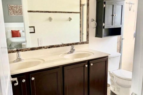 Touwnhouse à louer à Miami, Floride: 3 chambres, 142.14 m2 № 2051457 - photo 11