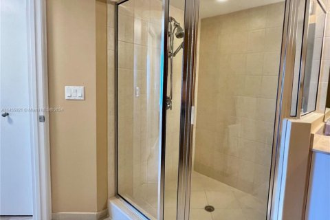 Condo in Sunny Isles Beach, Florida, 2 bedrooms № 1865366 - photo 18